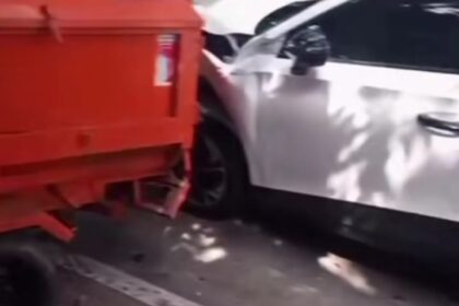 Peristiwa kecelakaan pengemudi mobil listrik menabrak germor ditumpangi dua PPSU terjadi di Jalan Tanjung Barat, Jagakarsa, Jakarta Selatan, sebelum AEON Mall, Senin (11/8/2025) pagi. Foto: Tangkapan layar Instagram@jakartaselatan24jam