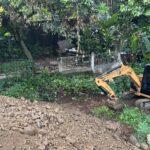 Sudin Sumber Daya Air (SDA) Jakarta Timur tengah mengerahkan kendaraan alat berat untuk membangun turap menggunakan batu kali di aliran Kali Item di RW 06 dan 07 Kelurahan Cililitan, Kramat Jati, Jakarta Timur, Selasa (12/8/2025). Foto: Ist