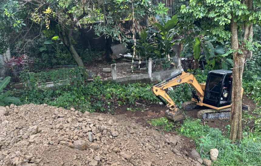 Sudin Sumber Daya Air (SDA) Jakarta Timur tengah mengerahkan kendaraan alat berat untuk membangun turap menggunakan batu kali di aliran Kali Item di RW 06 dan 07 Kelurahan Cililitan, Kramat Jati, Jakarta Timur, Selasa (12/8/2025). Foto: Ist