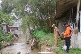 Petugas BPBD setempat meninjau dan mendata dampak longsor terjadi di wilayah Kecamatan Bojonggede, Kabupaten Bogor, Jawa Barat, Selasa (12/8/2025). Foto: Ist