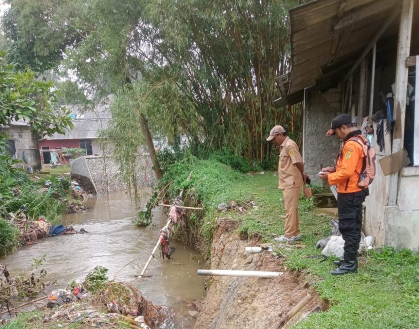 Petugas BPBD setempat meninjau dan mendata dampak longsor terjadi di wilayah Kecamatan Bojonggede, Kabupaten Bogor, Jawa Barat, Selasa (12/8/2025). Foto: Ist