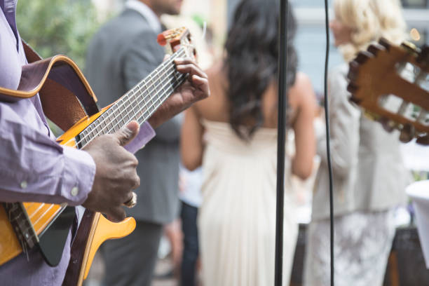 Ilustrasi, Musisi di pesta pernikahan. Foto: Istock @Martina Lanotte