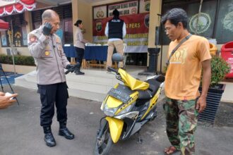 Kapolsek Pulo Gadung, Kompol Suroto dan jajaran menyerahkan secara gratis motor Yamaha Mio bernopol B 4317 THE kepada pemiliknya Heri, 41, warga Cakung, Jakarta Timur, di Mapolsek Pulo Gadung, Rabu (13/8/2025) siang. Foto: Joesvicar Iqbal/ipol.id