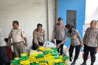 Kapolres Metro Jakarta Timur, Kombes Pol Alfian Nurrizal saat meninjau kegiatan dalam program Gerakan Pangan Murah, Asisten Logistik (Aslog) Polri bekerja sama Polres Metro Jakarta Timur, menjual beras berkualitas harga terjangkau di Rusun Jatinegara Kaum, Kecamatan Pulo Gadung, Rabu (13/8/2025). Foto: Ist