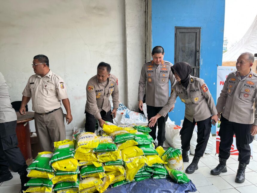 Kapolres Metro Jakarta Timur, Kombes Pol Alfian Nurrizal saat meninjau kegiatan dalam program Gerakan Pangan Murah, Asisten Logistik (Aslog) Polri bekerja sama Polres Metro Jakarta Timur, menjual beras berkualitas harga terjangkau di Rusun Jatinegara Kaum, Kecamatan Pulo Gadung, Rabu (13/8/2025). Foto: Ist