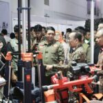 Kepala BNPB, Letjen TNI Suharyanto (kemeja dan rompi hijau) saat menghadiri acara Emergency Disaster Reduction & Rescue Expo (EDRR) dibuka oleh Menko Pembangunan Manusia dan Kebudayaan, Pratikno di Hall A JIEXpo Kemayoran, Jakarta Pusat, Rabu (13/8/2025). Foto: Ist