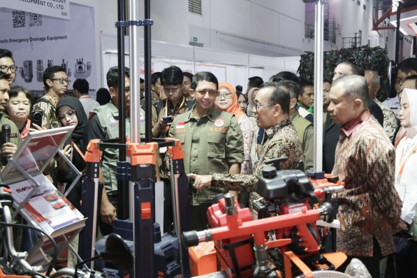 Kepala BNPB, Letjen TNI Suharyanto (kemeja dan rompi hijau) saat menghadiri acara Emergency Disaster Reduction & Rescue Expo (EDRR) dibuka oleh Menko Pembangunan Manusia dan Kebudayaan, Pratikno di Hall A JIEXpo Kemayoran, Jakarta Pusat, Rabu (13/8/2025). Foto: Ist