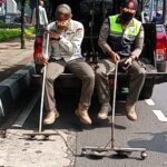 Dua petugas Satuan Polisi Pamong Praja Kecamatan Kebayoran Baru, Jakarta Selatan, saat melakukan razia ranjau paku di kawasan Senayan, Kebayoran Baru, Rabu (13/8/2025). Foto: Joesvicar Iqbal/ipol.id