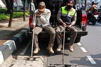 Dua petugas Satuan Polisi Pamong Praja Kecamatan Kebayoran Baru, Jakarta Selatan, saat melakukan razia ranjau paku di kawasan Senayan, Kebayoran Baru, Rabu (13/8/2025). Foto: Joesvicar Iqbal/ipol.id