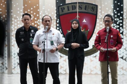 Eks Kajari Jakarta Selatan yang juga Kapuspenkum Kejagung, Anang Supriatna (kedua dari kiri). Foto: Yudha Krastawan/ipol.id