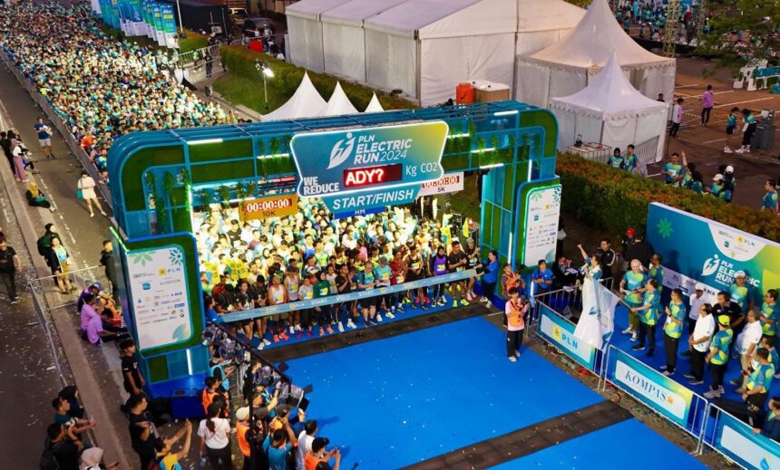 Antusiasme 6.500 peserta yang memadati garis start menanti momen flag off pada gelaran PLN Electric Run tahun lalu. Foto: Dok PLN