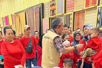 Perempuan lanjut usia bagian dari ratusan WNI terkategori kelompok rentan dipulangkan dari Malaysia. Foto: Dok Kemlu RI