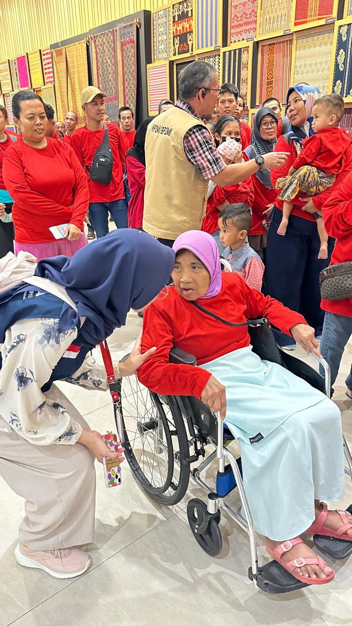 Perempuan lanjut usia bagian dari ratusan WNI terkategori kelompok rentan dipulangkan dari Malaysia. Foto: Dok Kemlu RI