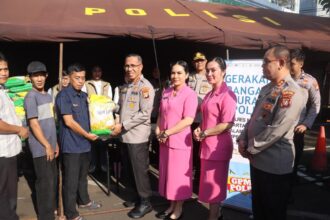 Kapolres Metro Jakarta Selatan, Kombes Nicolas Ary Lilipaly, dan jajaran bersama Bhayangkari Polres Metro Jakarta Selatan dalam kegiatan Gerakan Pangan Murah Polri untuk Masyarakat digelar di halaman Mapolres Metro Jakarta Selatan, Jumat (15/8/2025). Foto: Ist