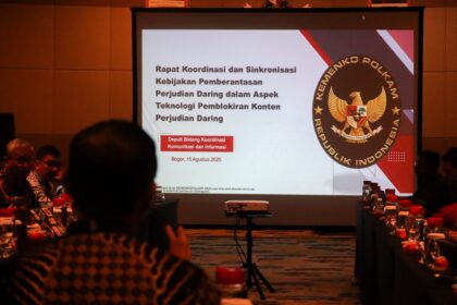 Jajaran Kementerian Koordinator Bidang Politik dan Keamanan (Kemenko Polkam) dalam rapat koordinasi di Bogor, Jabar, Jumat (15/8/2025). Foto: Dok Kemenko Polkam