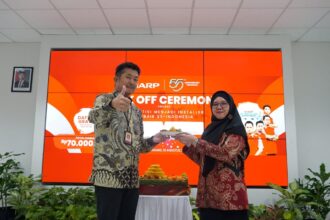 Shinji Teraoka, President Director, PT Sharp Electronics Indonesia dan Lise Tiasanty, S.IP., M.M., Head of Customer Satisfaction Division PT Sharp Electronics Indonesia.