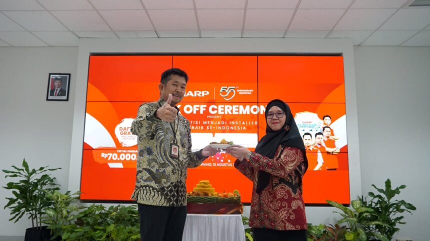 Shinji Teraoka, President Director, PT Sharp Electronics Indonesia dan Lise Tiasanty, S.IP., M.M., Head of Customer Satisfaction Division PT Sharp Electronics Indonesia.