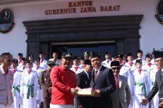 Penyerahan bendera merah putih untuk warga Jawa Barat berlangsung secara simbolik di halaman Gedung Sate Provinsi Jawa Barat, Jalan Diponegoro, Citarum Bandung, Jumat 15 Agustus 2025.