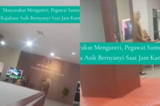 Pegawai samsat karaoke viral di Rajabasa, Bandar Lampung, saat warga antre pajak. Foto: Tangkap layar TikTok @akurat_lampung