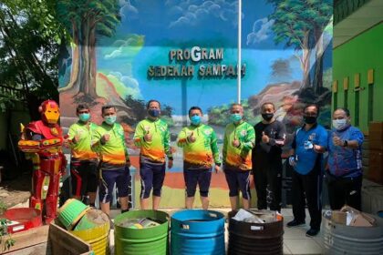 Petugas Dinas Lingkungan Hidup DKI Jakarta. Foto: Arsip Pemprov Jakarta