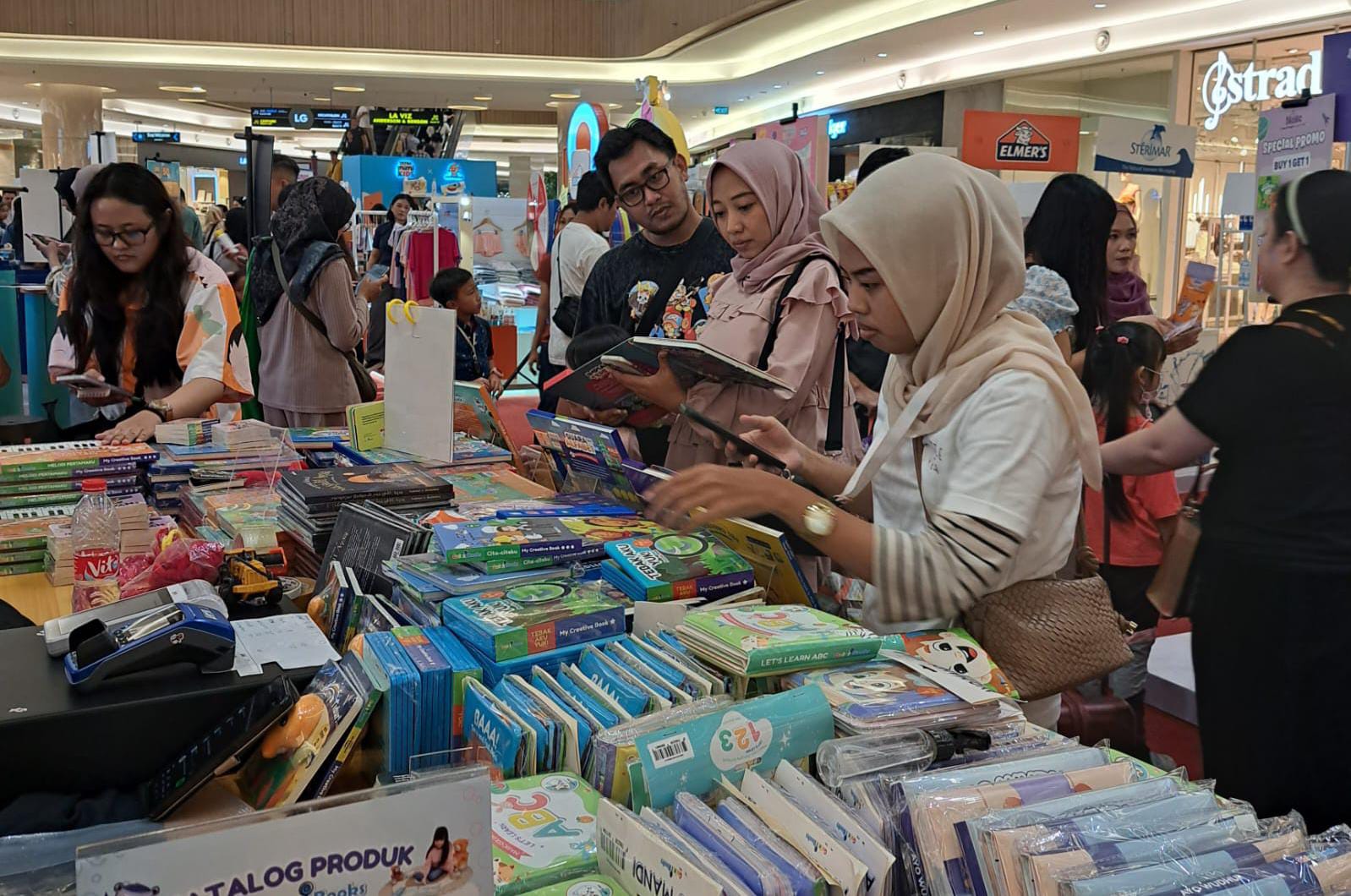 Dapat Sentuhan Pemberdayaan BRI, Pengusaha Muda Ini Sukses Bawa “Gulalibooks” Jangkau Pasar Literasi Anak di Malaysia dan Singapura 2 Gulalibooks makin gencar berinovasi dengan memperluas koleksi, mulai dari soundbook, augmented reality book, buku dengan fitur perubahan warna, hingga sensory book. Foto: Dok BRI