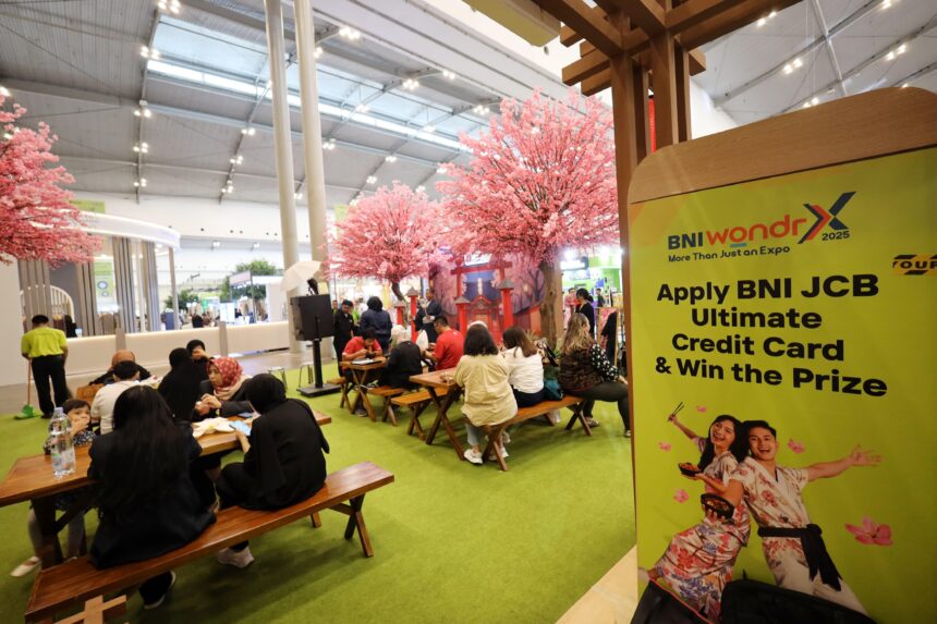 BNI menghadirkan pengalaman berbeda bagi pengunjung BNI wondrX 2025 dengan suguhan kuliner khas Jepang, promo belanja, hingga hiburan musik. Pameran yang berlangsung di ICE BSD Hall 6-10, Tangerang, pada 15–17 Agustus 2025 ini dapat diakses gratis hanya dengan mendaftar melalui laman regis-wondrx.bni.co.id. Foto: Dok BNI
