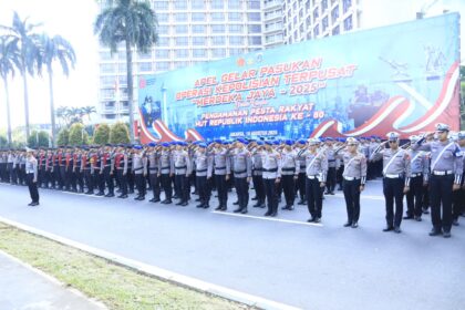 Apel pasukan dalam rangka pelaksanaan Operasi Terpusat Merdeka Jaya 2025 yang dipimpin langsung oleh Kakorlantas Polri Irjen Agus Suryo Nugroho di kawasan Gelora Bung Karno, Jakarta, Sabtu (16/8/2025) pagi. Foto: Dok Korlantas Polri