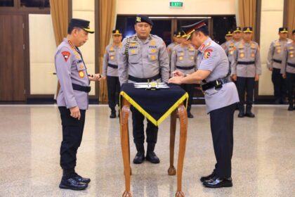 Kapolri Jenderal Polisi Listyo Sigit Prabowo (kiri) saat melantik Komjen Pol Dedi Prasetyo sebagai Wakil Kepala Kepolisian Negara Republik Indonesia (Wakapolri) di Ruang Rapat Utama Mabes Polri, Jakarta Selatan, Sabtu (16/8/2025) pagi. Foto: Divisi Humas Polri
