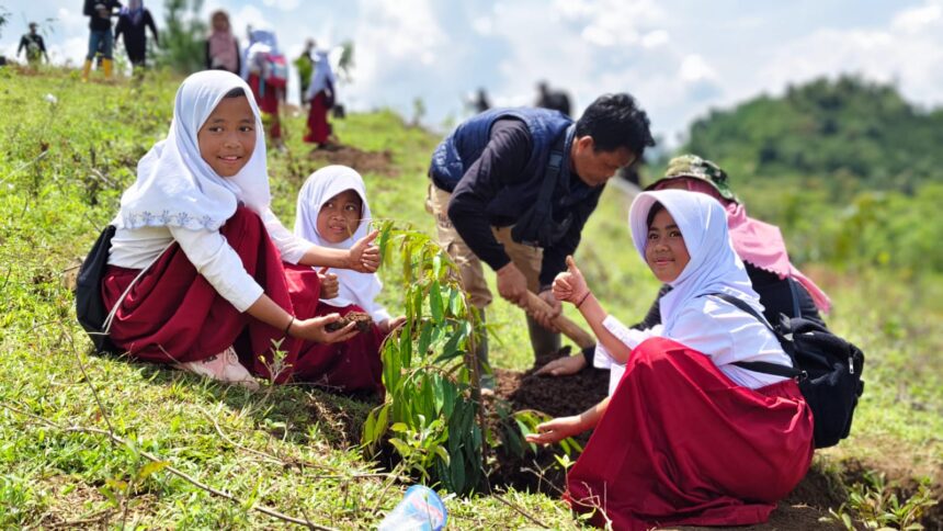 Telkom menargetkan penanaman 10.000 bibit pohon di sepanjang Sungai di wilayah Garut, Boyolali, dan Gowa. Foto: Telkom Indonesia