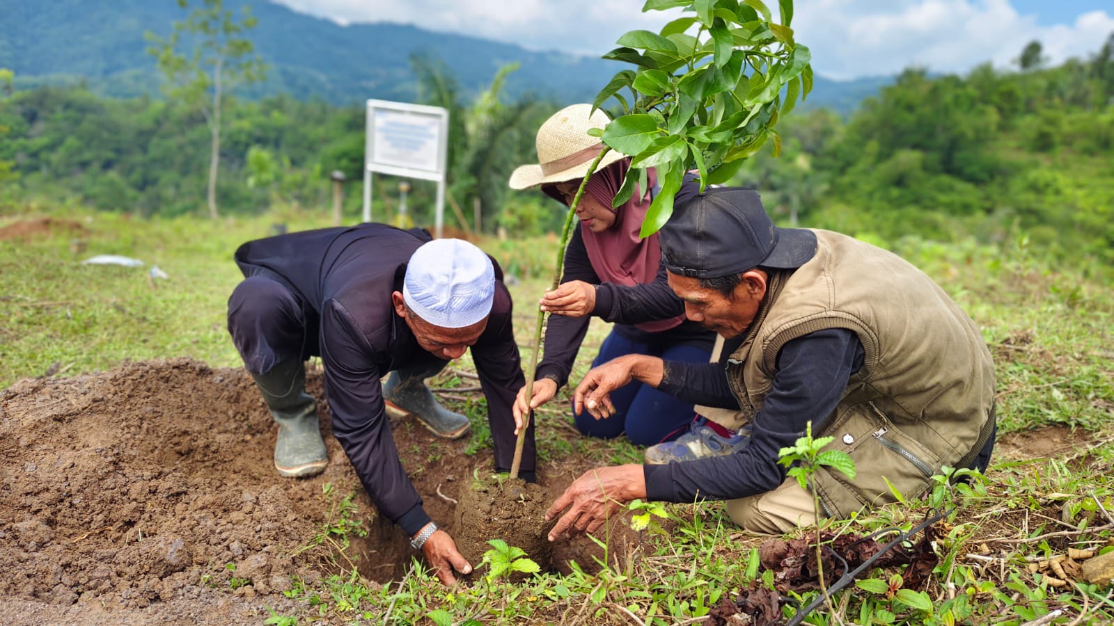 Jaga Keanekaragaman Hayati, Telkom Aktif Lakukan Penanaman Bibit Pohon di Berbagai Daerah 2 Sepanjang tahun 2025, Telkom menargetkan penanaman 10.000 bibit pohon di sepanjang Sungai di wilayah Garut, Boyolali, dan Gowa. Foto: Telkom Indonesia