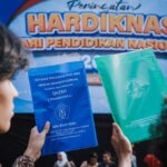 Gubernur DKI Jakarta, secara resmi menyerahkan ijazah kepada ribuan siswa yang sebelumnya tertahan akibat kendala administrasi dan biaya. Foto: X @prastow