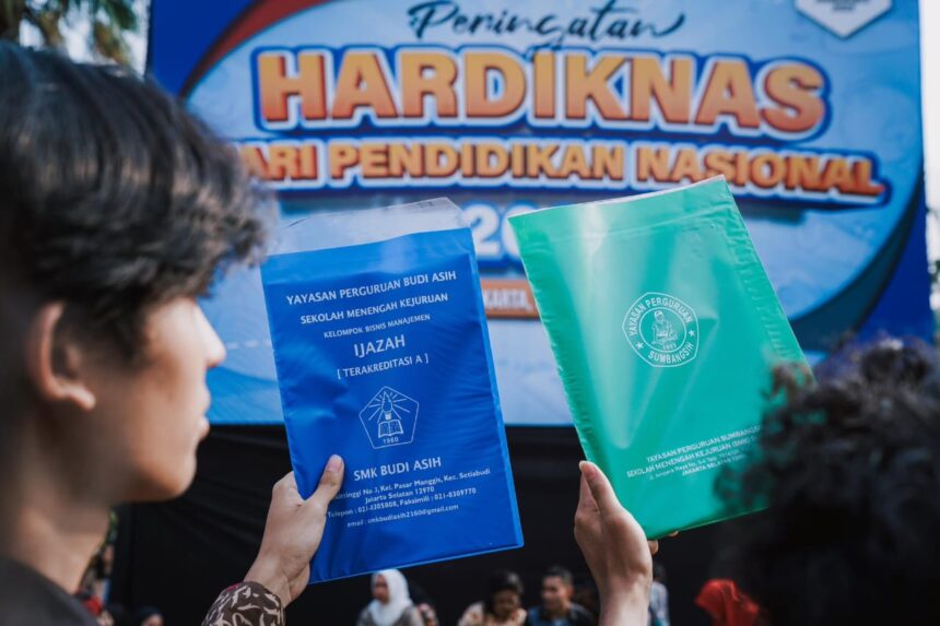 Gubernur DKI Jakarta, secara resmi menyerahkan ijazah kepada ribuan siswa yang sebelumnya tertahan akibat kendala administrasi dan biaya. Foto: X @prastow