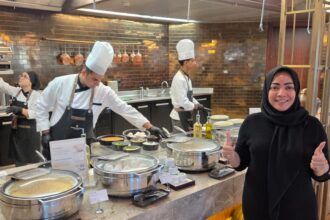Ketua Umum Gerakan Dapur Indonesia, Nofalia Heikal Safar, dalam kunjungannya ke dapur-dapur bergizi di kota Istanbul dan Ankara, Turki, Kamis (21/8/2025). Foto: Ist