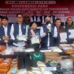 Kepala Badan Narkotika Nasional (BNN) RI, Komjen Pol Marthinus Hukom bersama Sekretaris Kemenko Polkam RI, Letnan Jenderal TNI Mochamad Hasan, pejabat Dirjen Bea dan Cukai, Kejaksaan dan tokoh agama dan masyarakat serta jajaran BNNP DKI Jakarta menunjukkan barang bukti narkotika untuk segera dimusnahkan di lapangan parkir BNN, Jakarta, Jumat (22/8/2025). Foto: Joesvicar Iqbal/ipol.id