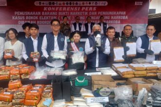 Kepala Badan Narkotika Nasional (BNN) RI, Komjen Pol Marthinus Hukom bersama Sekretaris Kemenko Polkam RI, Letnan Jenderal TNI Mochamad Hasan, pejabat Dirjen Bea dan Cukai, Kejaksaan dan tokoh agama dan masyarakat serta jajaran BNNP DKI Jakarta menunjukkan barang bukti narkotika untuk segera dimusnahkan di lapangan parkir BNN, Jakarta, Jumat (22/8/2025). Foto: Joesvicar Iqbal/ipol.id