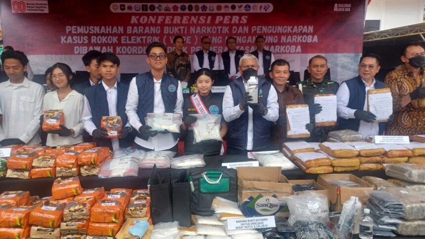 Kepala Badan Narkotika Nasional (BNN) RI, Komjen Pol Marthinus Hukom bersama Sekretaris Kemenko Polkam RI, Letnan Jenderal TNI Mochamad Hasan, pejabat Dirjen Bea dan Cukai, Kejaksaan dan tokoh agama dan masyarakat serta jajaran BNNP DKI Jakarta menunjukkan barang bukti narkotika untuk segera dimusnahkan di lapangan parkir BNN, Jakarta, Jumat (22/8/2025). Foto: Joesvicar Iqbal/ipol.id