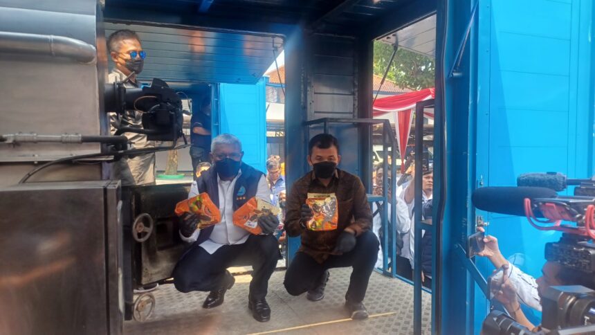 Sekretaris Kemenko Polkam RI, Letnan Jenderal TNI Mochamad Hasan bersama Kepala BNN RI, Komjen Pol Marthinus Hukom dalam giat Pemusnahan Barang Bukti Narkotik dan Pengungkapan Kasus Rokok Elektrik (Vape) Mengandung Narkoba Dibawah Koordinasi Desk Pemberantasan Narkoba di Lapangan BNN, Cawang, Jakarta, Jumat (22/8/2025). Foto: Joesvicar Iqbal/ipol.id