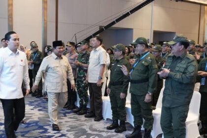 Presiden Prabowo Subianto dan Menteri Koordinator Bidang Politik dan Keamanan (Menko Polkam) Budi Gunawan saat menghadiri acara pembekalan guru dan kepala Sekolah Rakyat di Jakarta International Expo (JIExpo) Kemayoran, Jakarta, Jumat (22/8/2025). Foto: Dok Kemenko Polkam