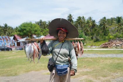 PT Permodalan Nasional Madani (PNM) menunjukkan komitmennya lewat program Kampung Madani PNM di kawasan pesisir, salah satunya di Desa Sarangmeduro, Kabupaten Rembang dan Desa Mundu Pesisir, Kabupaten Cirebon. Program ini dirancang khusus untuk mendukung kelompok ibu-ibu nelayan dan pelaku usaha kecil agar mampu mengelola potensi laut secara produktif, terstruktur, dan berkelanjutan. Foto: Dok PNM