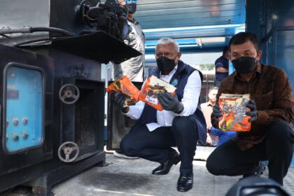 Badan Narkotika Nasional (BNN) dan Desk Koordinasi Pemberantasan Narkoba memamerkan barang bukti narkotika. Foto: Humas Kemenko Polkam