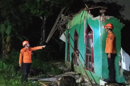 Dampak kerusakan bangunan rumah terjadi pasca gempa M 4.9 di Kabupaten Karawang, Jumat (22/8/2025) dini hari. Foto: BPBD Kabupaten Karawang