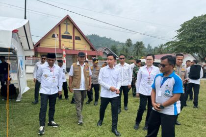 Deputi Bidang Penanganan Darurat BNPB, Mayjen TNI Budi Irawan bersama Gubernur Sulawesi Tengah Anwar Hafid serta Bupati Poso Verna G M Inkiriwang mendampingi Wapres Gibran Rakabuming saat meninjau lokasi Sekolah Dasar (SD) Darurat di Lapangan Sepak Bola Desa Tangkura, Kecamatan Poso Pesisir Selatan, Jumat (22/8/2025). Foto: Sekretariat Wakil Presiden RI