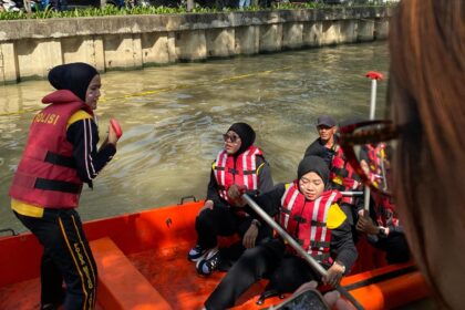 Lomba dayung antar Polwan dalam rangka memeriahkan HUT Polwan dan Kemerdekaan RI - 80. Foto: Humas Polrestro Bekasi Kota