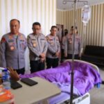 Wakapolri Komjen Pol Dedi Prasetyo didampingi Kepala Rumah Sakit (Karumkit) Polri Kramat Jati, Brigjen Prima Heru Yulihartono, Karo Multimedia Humas Polri, Kombes Ade Ary Syam Indradi, Kapolres Metro Jakarta Timur, Kombes Alfian Nurrizal dan jajaran, saat menjenguk para korban yang menjalani rawat inap di Rumah Sakit Polri Kramat Jati, Jakarta Timur, Rabu (27/8/2025). Foto: Ist