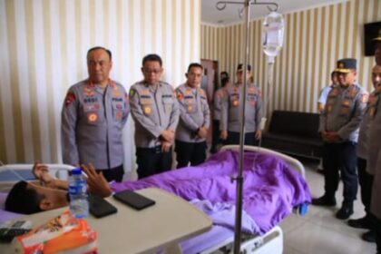 Wakapolri Komjen Pol Dedi Prasetyo didampingi Kepala Rumah Sakit (Karumkit) Polri Kramat Jati, Brigjen Prima Heru Yulihartono, Karo Multimedia Humas Polri, Kombes Ade Ary Syam Indradi, Kapolres Metro Jakarta Timur, Kombes Alfian Nurrizal dan jajaran, saat menjenguk para korban yang menjalani rawat inap di Rumah Sakit Polri Kramat Jati, Jakarta Timur, Rabu (27/8/2025). Foto: Ist