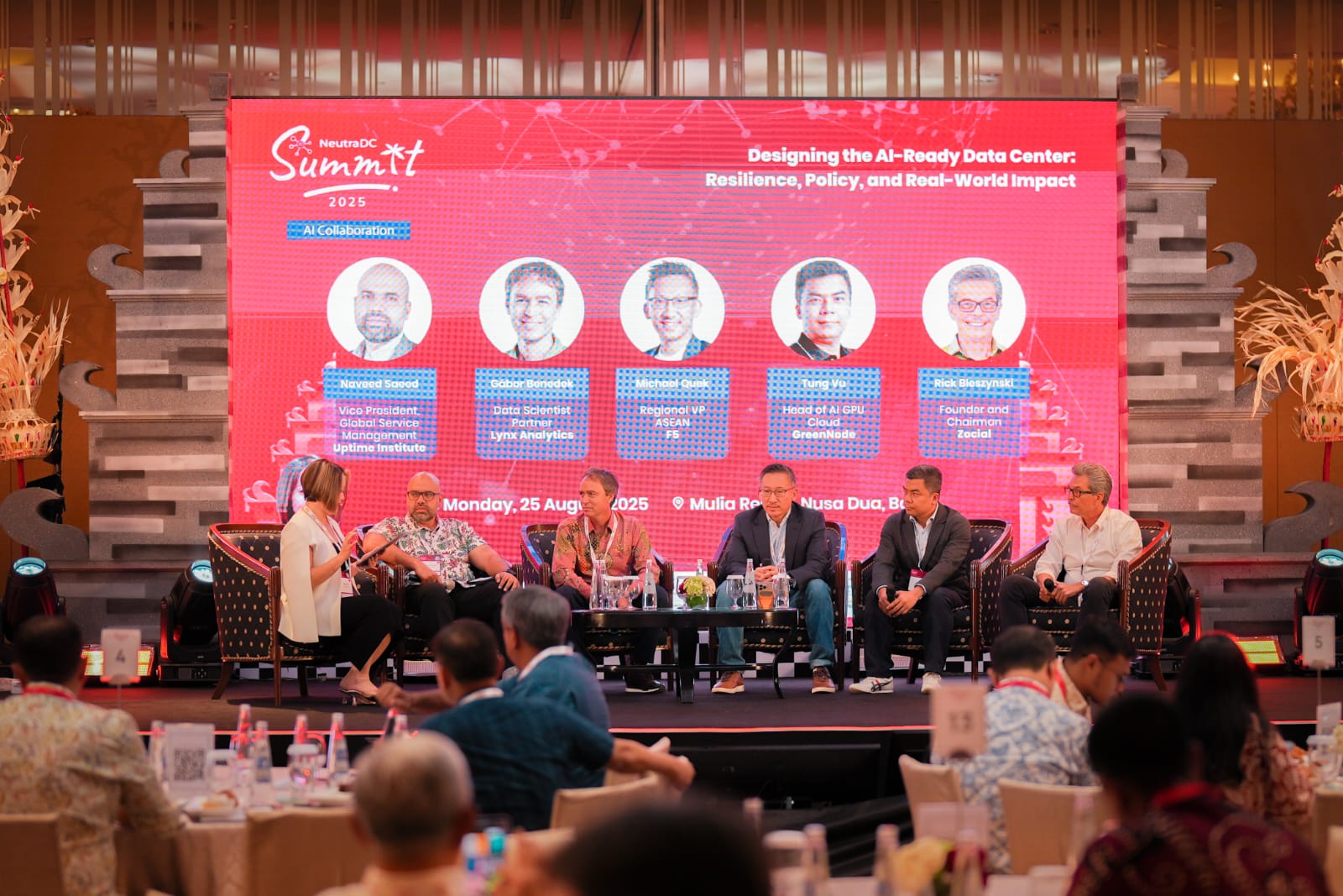 Foto 1: Pendiri & Direktur Utama VortiQ(x) Jane Teh (kiri); Wakil Presiden Manajemen Layanan Global Uptime Institute Naveed Saeed (kedua dari kiri); Mitra Data Scientist Lynx Analytics Gábor Benedek (ketiga dari kiri); Wakil Presiden Regional ASEAN F5 Michael Quek (keempat dari kiri); Kepala AI GPU Cloud GreenNode Tung Vu (kelima dari kiri); Pendiri dan Ketua Zocial Rick Bleszynski (kanan) dalam salah satu sesi diskusi panel di NeutraDC Summit 2025. Foto: Dok Telkom Indonesia