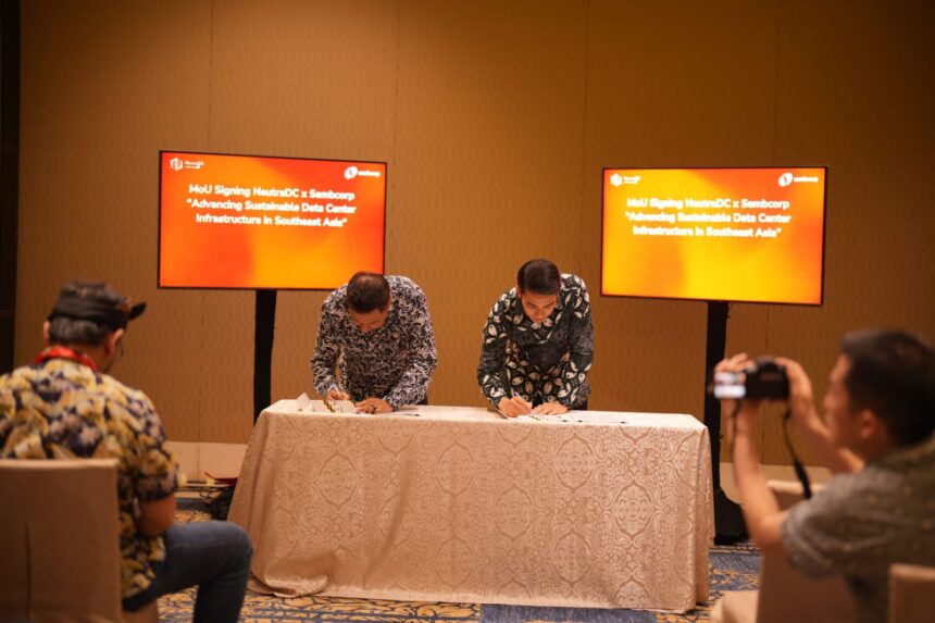 Foto 2: CEO NeutraDC Group, Andreuw Th.A.F. (kiri), dan COO Integrated Urban Solutions Sembcorp, Gareth Wong (kanan) menandatangani MoU terkait pengembangan infrastruktur data center berkelanjutan di Asia Tenggara, Senin, 25 Agustus 2025. Foto: Telkom Indonesia