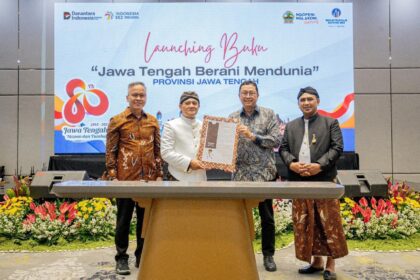 Peluncuran buku 'Jawa Tengah Berani Mendunia' menjadi bagian dari perayaan HUT ke-80 Provinsi Jawa Tengah yang digelar pada 19 Agustus 2025 di Semarang. Dalam seremoni tersebut, buku diserahkan secara simbolis oleh Anggota Dewan Direktur Indonesia Eximbank, Bambang Setyatmojo, kepada Gubernur Jawa Tengah, Ahmad Luthfi. Foto: Dok LPEI