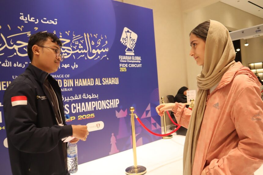 Babak pertama Adit ditahan remis pecatur putri Iran yang masih muda WFM Malika Mohammadi (kanan), gembira membincangkan partai mereka