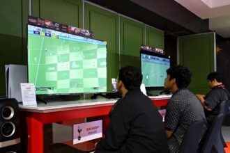 Pecinta klub Spur sedang bermain gim bola dengan menggunakan Sharp LED TV dan Speaker untuk mendapatkan suara yang jernih